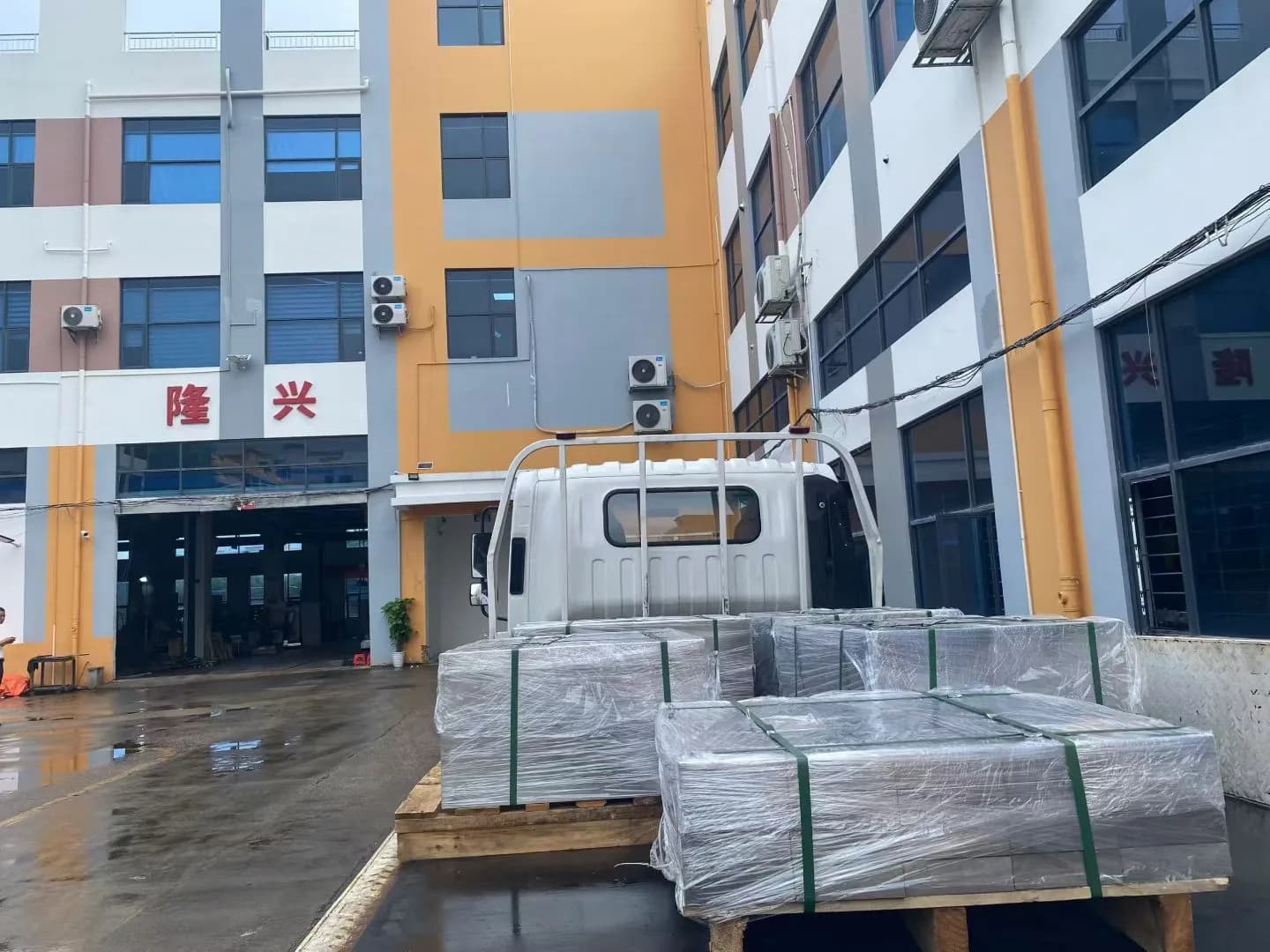 隆兴厂房门头与发货区域